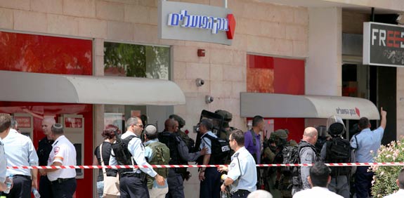 ירי בבנק הפועלים בבאר שבע / צילום: אלברטו דנקבר