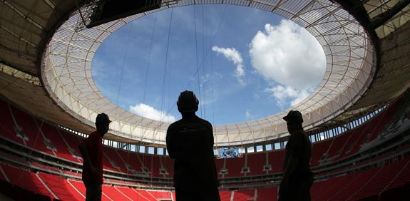 אצטדיון נבנה בברזיל לקראת מונדיאל 2014 / צלם: רויטרס