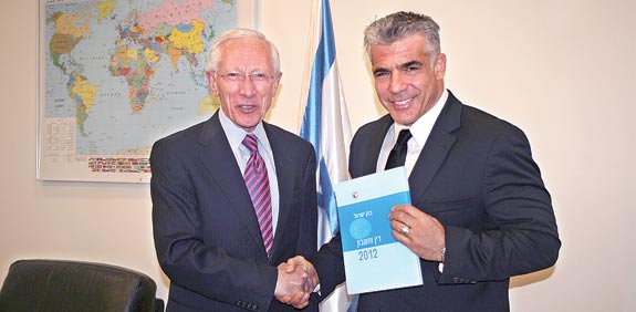 יאיר לפיד סטנלי פישר / צילום: ענת חממי דוברות משרד האוצר