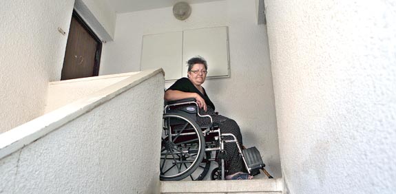 בלה צריכמן בפתח ביתה / צילום: אלברטו דנקנברג
