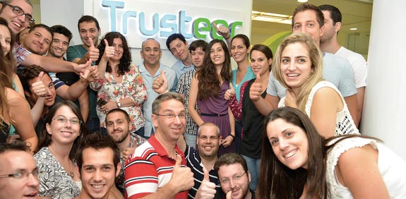 עובדי טראסטיר / צילום: תמר מצפי 