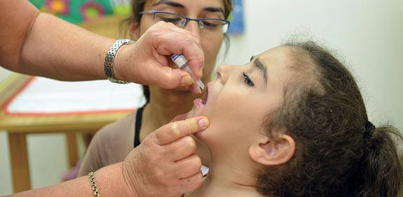 מתן חיסון פוליו / צילום: תמר מצפי