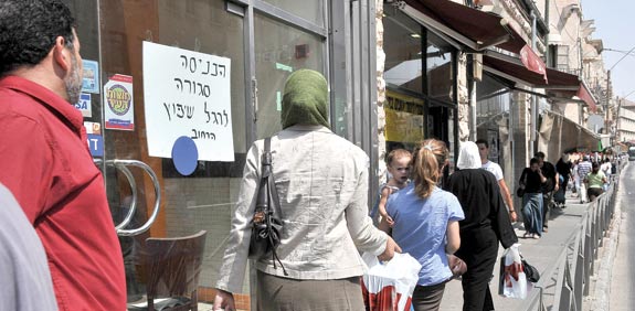 עסקים וחנויות סגורים ברחוב יפו בירושלים בשל עבודות הרכבת הקלה / צילום: מיראדס