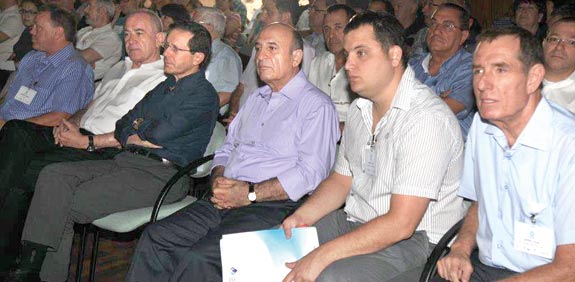 תעשיינים וחברי כנסת היום בכנס החירום / צילום: רחלי זגורי