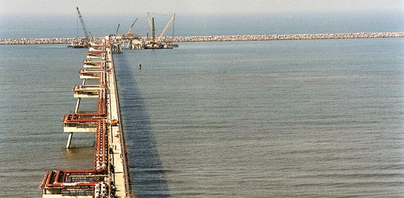 מתקן LNG באידקו, מצרים / צילום: בלומברג