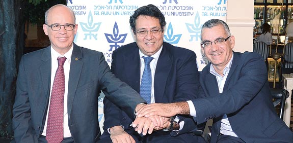 שלמה נמרודי ק.ר.ס ג'מוואל ופרופ' יוסף קלפטר / צילום: אביב חופי