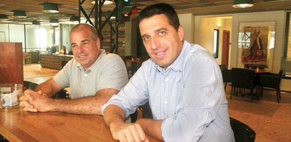 ניר טרלובסקי ואורי ויינהבר / צילום: רוני שיצר