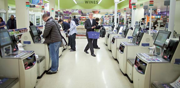 קופות אוטומטיות בטסקו / צילום: בלומברג