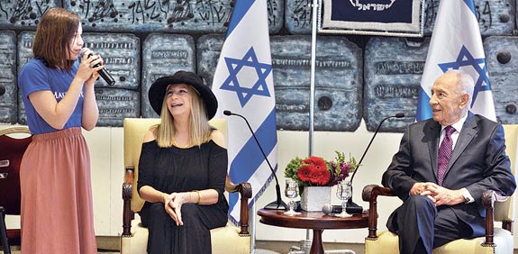 שמעון פרס וברברה סטרייסנד / צילום: מארק ניימן - לע"מ