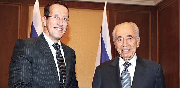 שמעון פרס, ריצ'רד קווסט, ועידת ישראל לעסקים 2013 / צילום: תמר מצפי