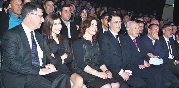 אלי ישי, שמעון פרס, רון חולדאי, לב ואולגה לבייב, גאולה אבן, גדעון סער / צילום: מאיר אלפסי