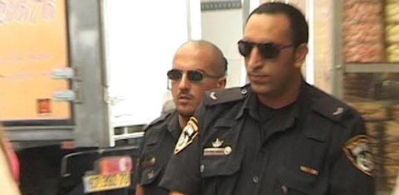שוטרים בפשיטה של רשות המיסים / צילום: וידאו