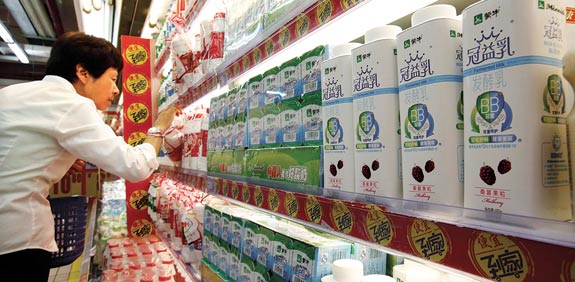 מוצרי חלב של China Mengniu Dairy / צילום: רויטרס