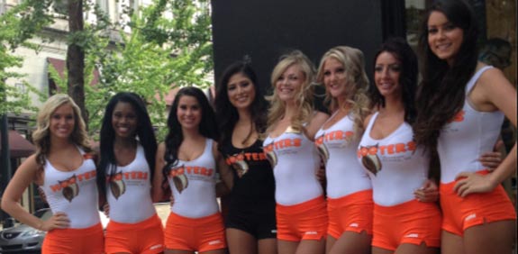 מלצריות HOOTERS  / צילום: מתוך הפייסבוק