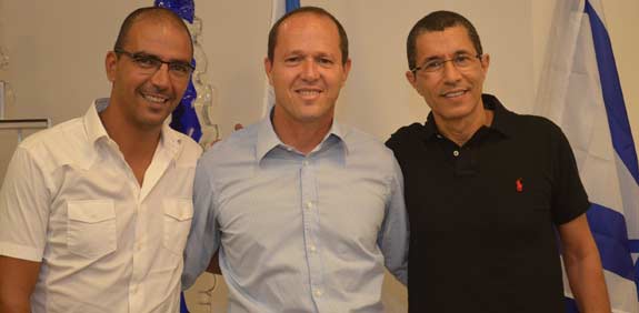 אלי טביב ניר ברקת וחיים רביבו במסיבת עיתונאים לפתיחת עונת 2013/14 של בית''ר ירושלים / צלם: באדיבות ע