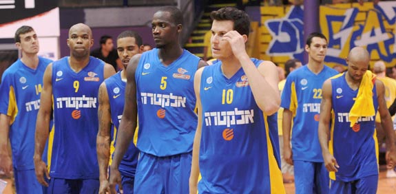 שחקני מכבי תל אביב כדורסל / צילום: אלן שיבר – מינהלת הליגה