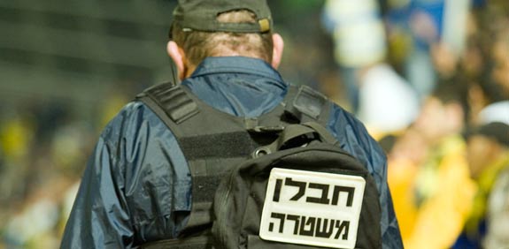חבלן משטרה במשחק כדורגל / צלם: שלומי יוסף