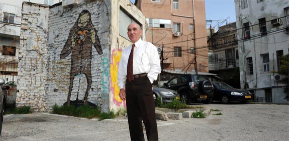 יואל קרסו במגרש ברחוב גרוזנברג / צילום : תמר מצפי