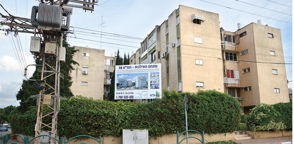 בניין שמיועד לשיפוץ בהרצליה/ צילום: אייל יצהר