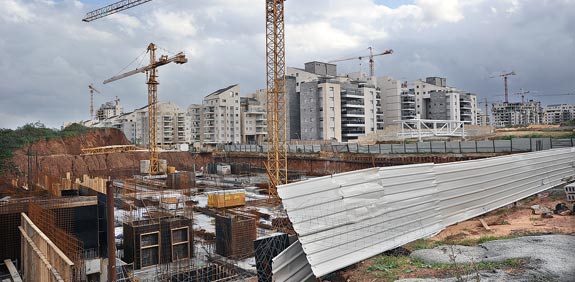 המרכז המסחרי של בוני התיכון בכפר סבא / צילום: איל יצהר