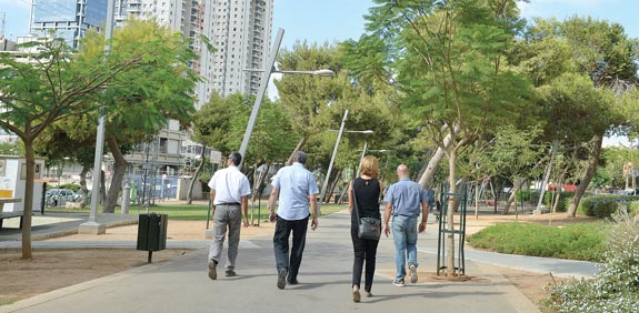 אנשי עסקים ומגדלי מגורים בשכונת ביצרון  / צילום: תמר מצפי