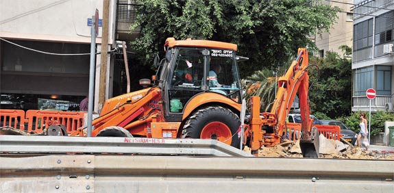 טרקטור בעבודה בתל אביב / צילום: תמר מצפי