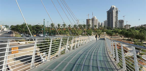 גשר המיתרים בפתח תקווה / צילום: תמר מצפי