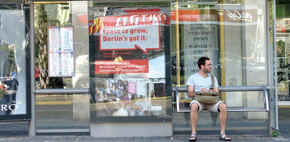 העיר ברלין מככבת במודעות בלב תל אביב / צילום: תמר מצפי