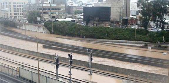 נתיבי איילון מוצפים / צילום: רוני שיצר