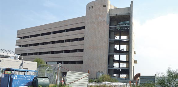שלד המרכז הרפואי באשדוד / צילום: תמר מצפי