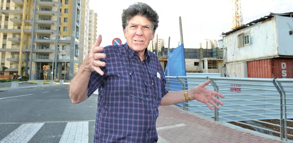 עזריאל רגב  בפרוייקט פינוי בינוי בנווה מונוסון/ צילום: תמר מצפי