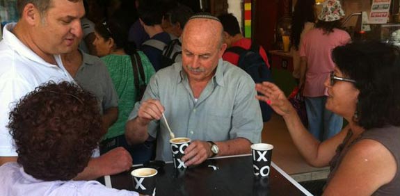ניסן סלומיאנסקי מבקר בקופיקס / צילום: רועי וולף