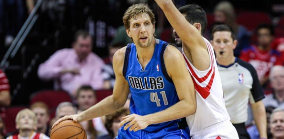 עמרי כספי שומר על דירק נוביצקי (NBA) / צלם: רויטרס