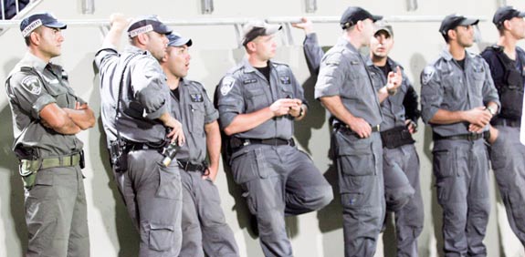 שוטרים במגרש כדורגל / צלם: שלומי יוסף