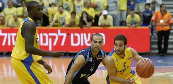  יוגב אוחיון מול אפיק נסים במסגרת גביע ווינר בכדורסל / צלם: אלן שיבר - מינהלת הליגה