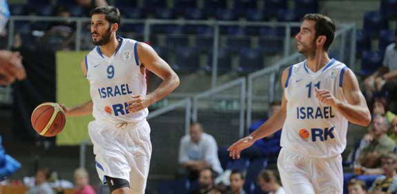 יוגב אוחיון ועמרי כספי במדי נבחרת ישראל / צלם: באדיבות איגוד הכדורסל