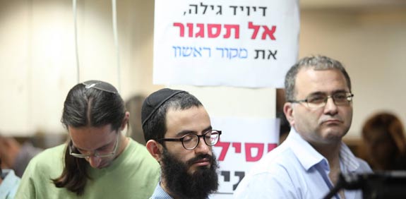 ישיבת חירום של עובדי מקור ראשון ואתר NRG / צילום: אוריה תדמור