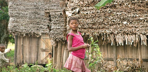 ילדה בכפר טיפוסי / צילום: נורית פרח