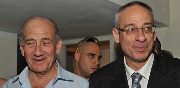 עורך דין נבות תל צור ואהוד אולמרט / צילום: בן יוסטר