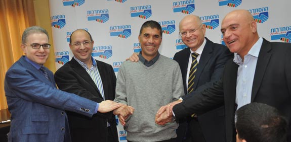 חתימת ההסכם הקיבוצי של כלל / צילום: יעקב זגורי