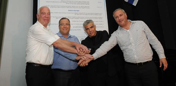 בנצי ליברמן יאיר לפיד אורי אריאל אלי דוקורסקי  - הסכם גג בקרית ביאליק / צילום: נחום סגל