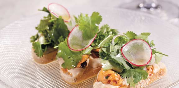 קרוסטיני מולים עם קרם שאלוט / צילום: בועז לביא