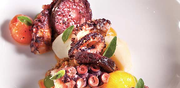 תמנון צלוי עם נקניקיית דם ספרדית/ צילום: בועז לביא