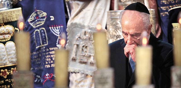 שמעון פרס בביקור בבית כנסת במדריד / צילום: רויטרס