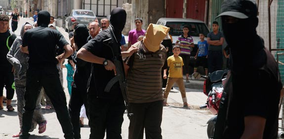 צוק איתן  הוצאה להורג של חשוד בשיתוף פעולה עם ישראל/ צילום: רויטרס
