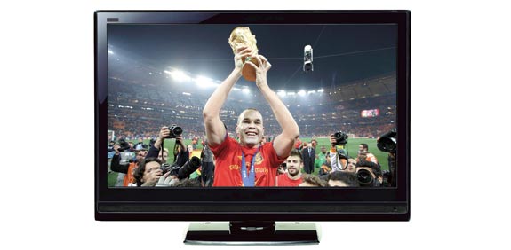 טלוויזיה, אנדרס אינייסטה מניף את גביע העולם 2010, מונדיאל, נבחרת ספרד / צלם: רויטרס