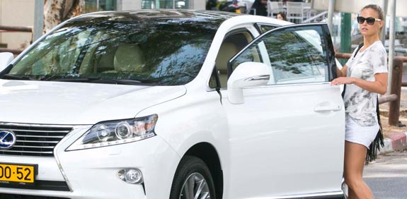 בר רפאלי קונה לקסוס / צילום: סטודיו לם וליץ