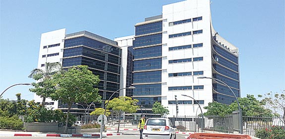 הבניין בפתח תקווה / צילום: תמר מצפי
