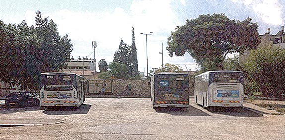 האוטובוסים על הקרקע ביהוד / צילום: אאורה ישראל