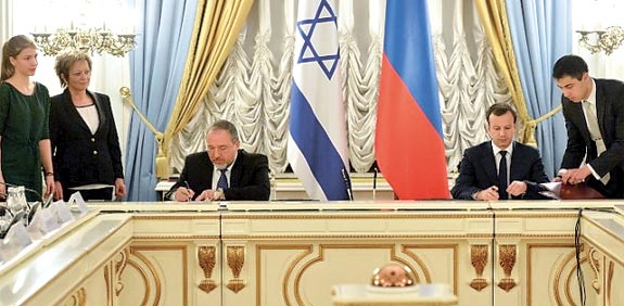 אביגדור ליברמן וארקדי דבורקוביץ' / צילום: מתוך אתר משרד החוץ